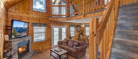 Casa, varias camas (Lil Smoky Mountain Retreat) | Área de sala de estar