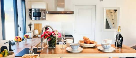 Microwave, oven, dishwasher, coffee/tea maker