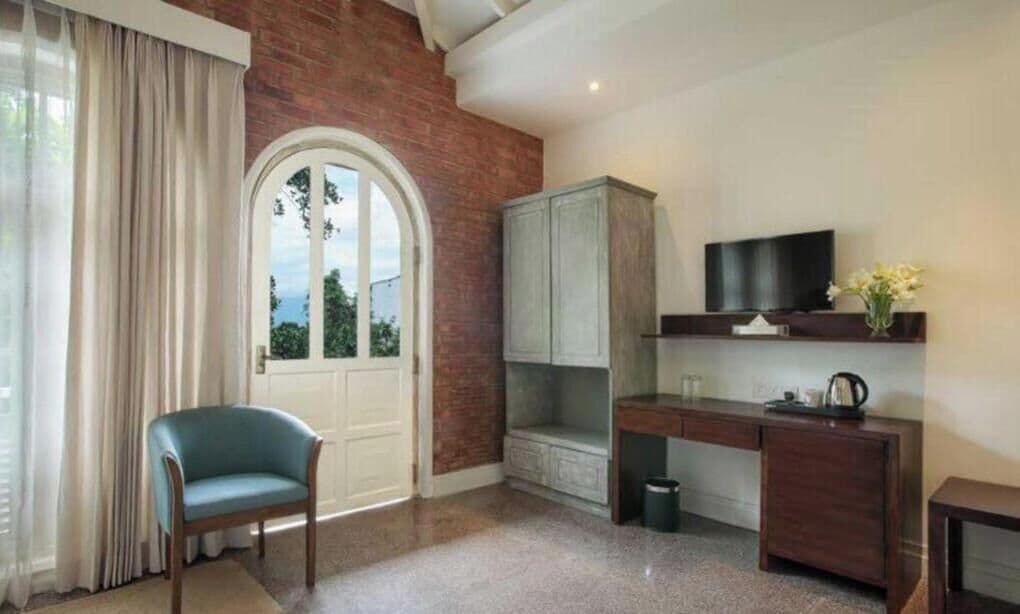 Kamar Double Deluks, balkon, pemandangan kebun | Area keluarga | TV