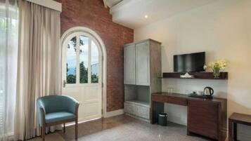 Kamar Double Deluks, balkon, pemandangan kebun | Area keluarga | TV