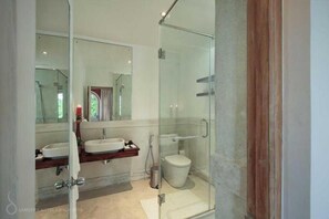 Deluxe Double Room, Balcony, Garden View | Bathroom | Shower, free toiletries, hair dryer, towels - Kuwera - Kandy (Kandy)