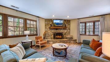 House, Multiple Beds (Dockside Dreams) | Living area