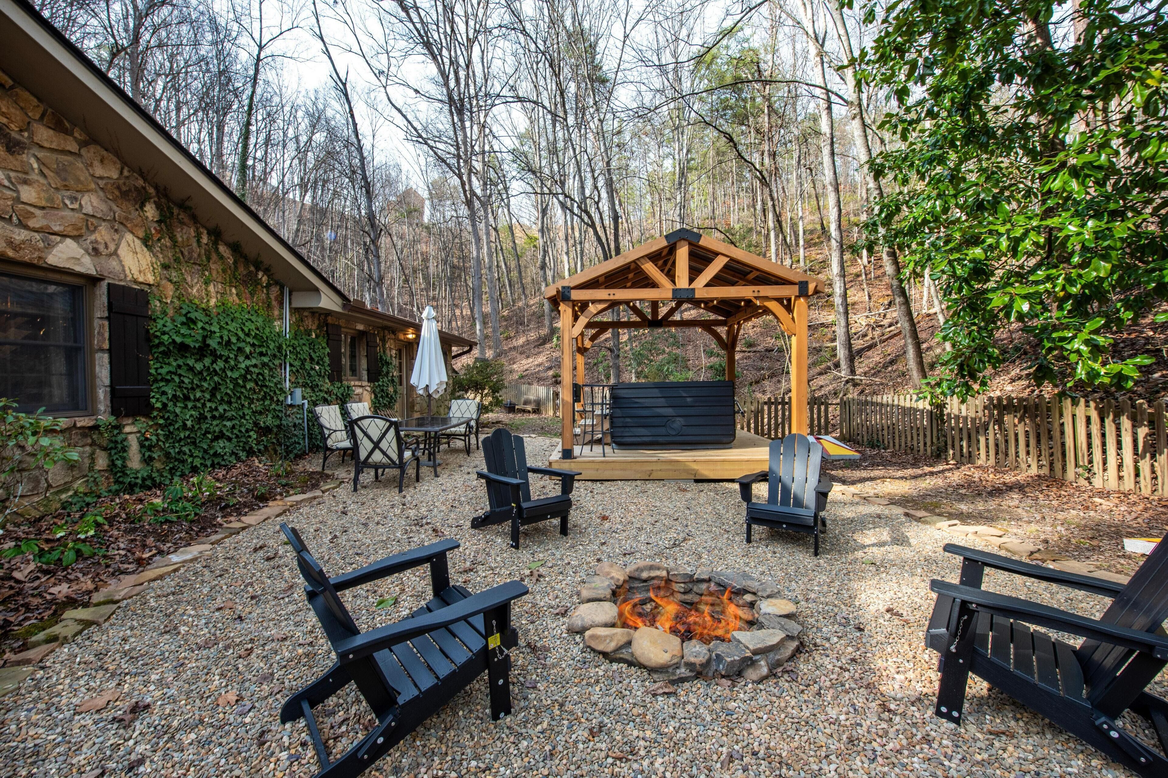 Ein Steinhaus mit Feuerstelle, Außenbereich und einer Holzpergola.
