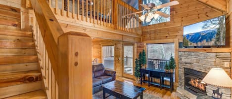 House, Multiple Beds (Creekside Delight) | Living area