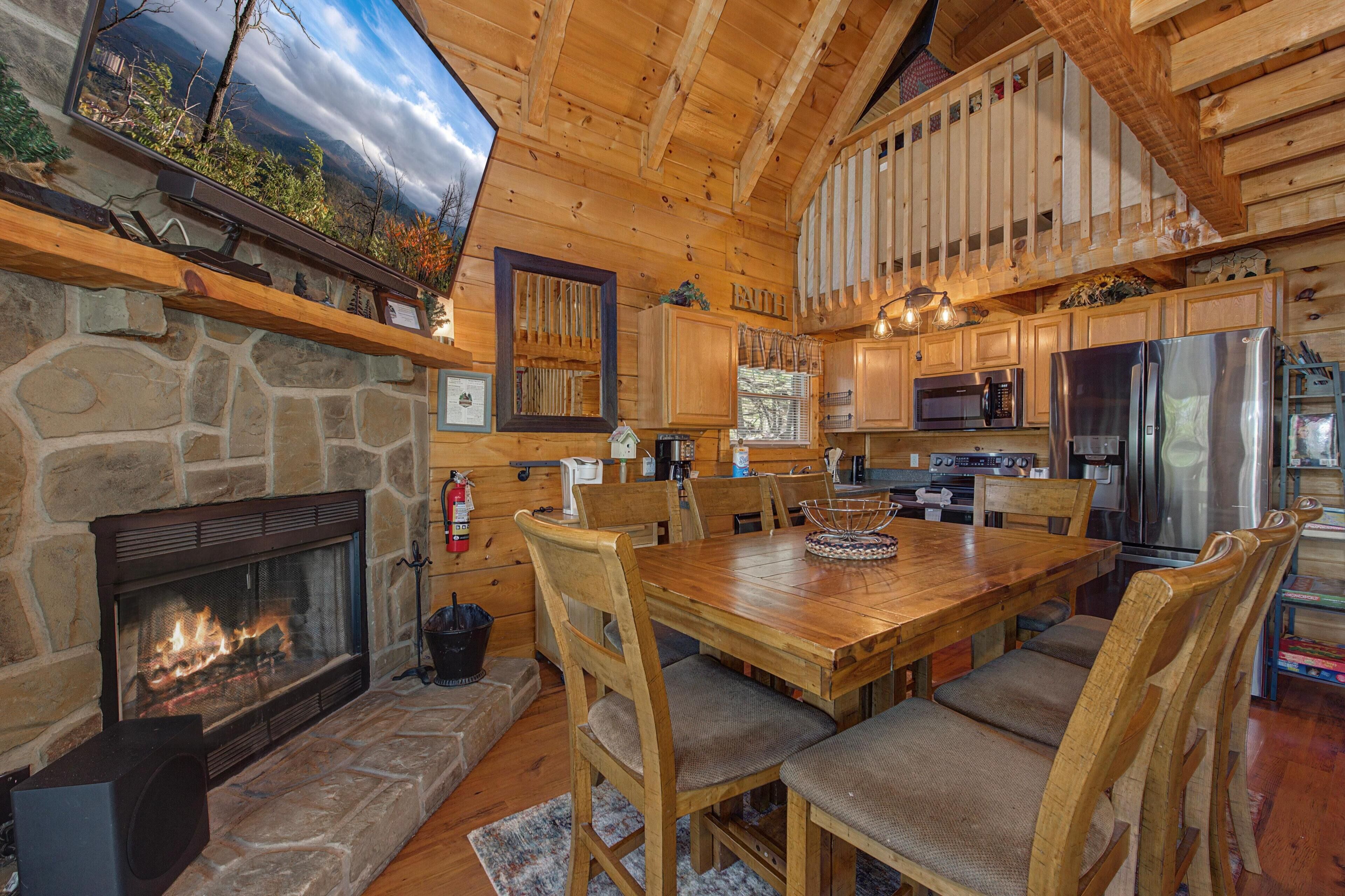 House, Multiple Beds (Hilltop Bearadise) | Dining