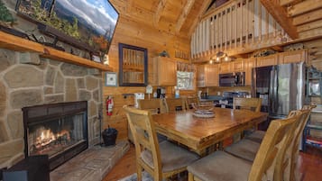 House, Multiple Beds (Hilltop Bearadise) | Dining
