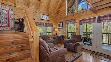 House, Multiple Beds (Hilltop Bearadise) | Living area