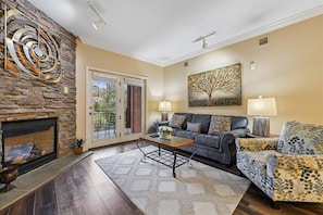 Apartment, Mehrere Betten (Baskins Creek 104) | Wohnbereich