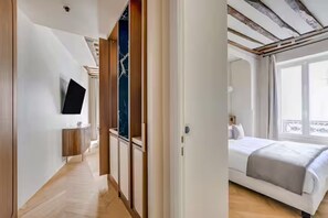 2 Schlafzimmer, Zimmersafe, Schreibtisch, Bügeleisen/Bügelbrett