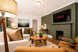 Smart TV, fireplace, books - Walk to Town · Fire Pit · Sleeps 12 | NRG (Fayetteville)