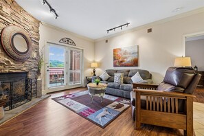 Apartment, Mehrere Betten (Baskins Creek 203) | Wohnbereich