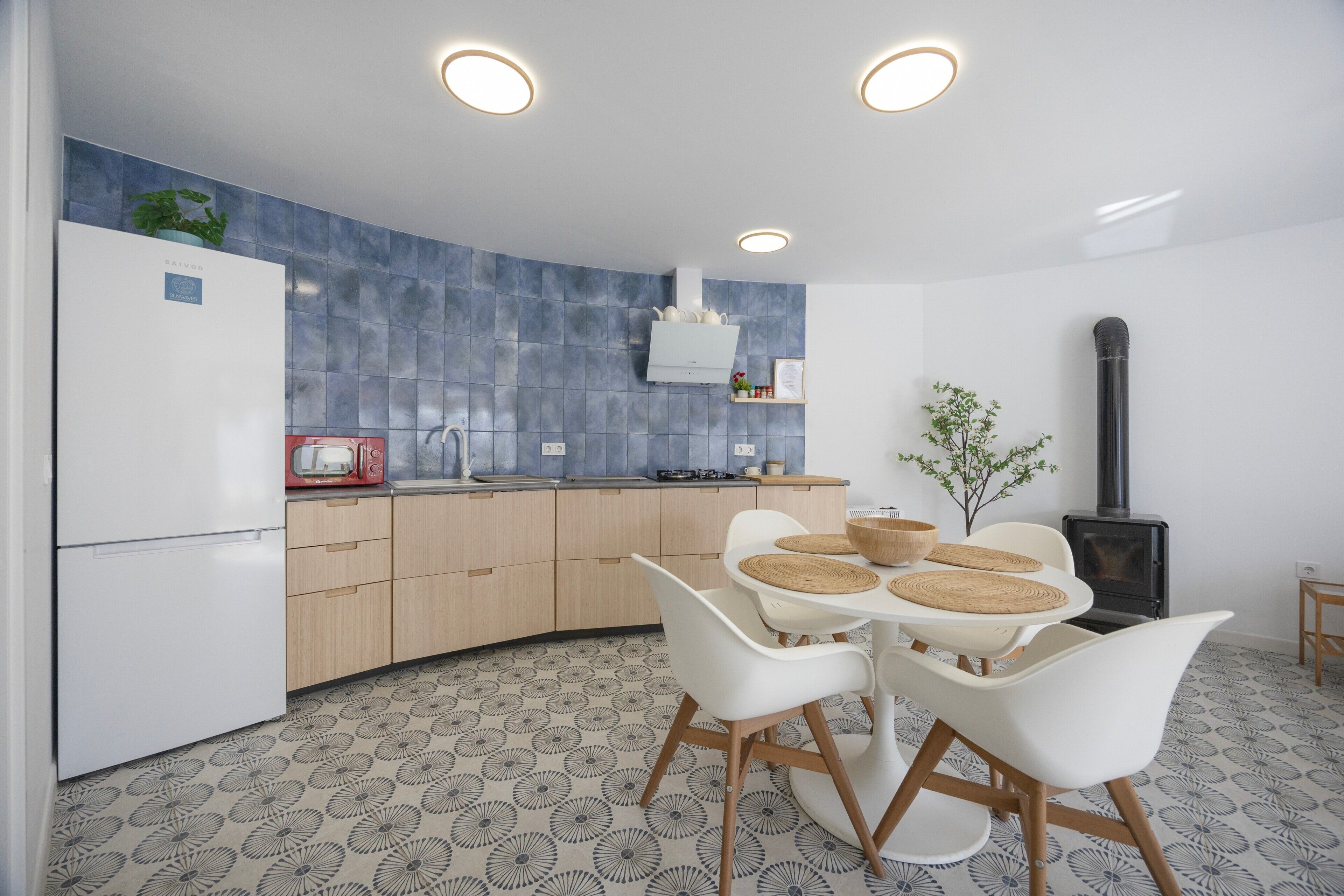 Frigorífico, microondas, placa de cocina y cafetera o tetera