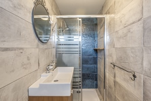 Douche, serviettes fournies