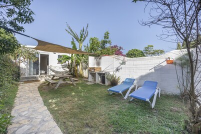 Holiday Home 'Sunwaves 1 - Casa Trafalgar' with Terrace, Private Garden & Wi-Fi