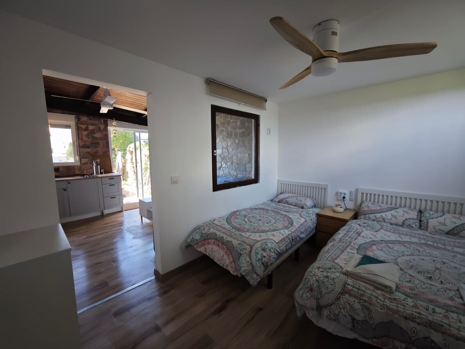 Tabla de planchar con plancha, wifi y ropa de cama 