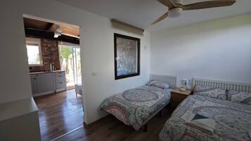 Tabla de planchar con plancha, wifi y ropa de cama