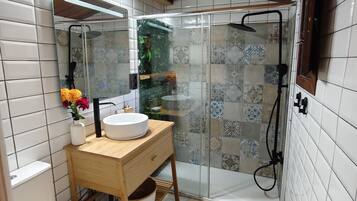 Een douche, handdoeken