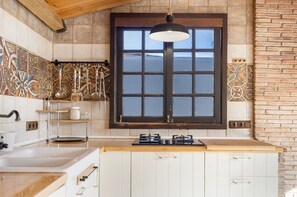 Kühlschrank, Mikrowelle, Herdplatte, Wasserkocher mit Kaffee-/Teezubehör