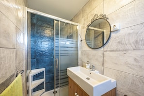 Douche, serviettes fournies
