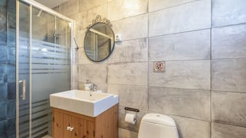 Een douche, handdoeken