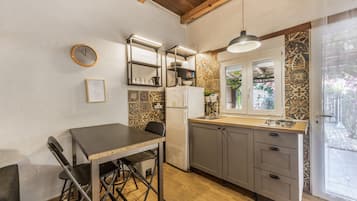Refrigerador, microondas, parrilla de estufa y cafetera y tetera