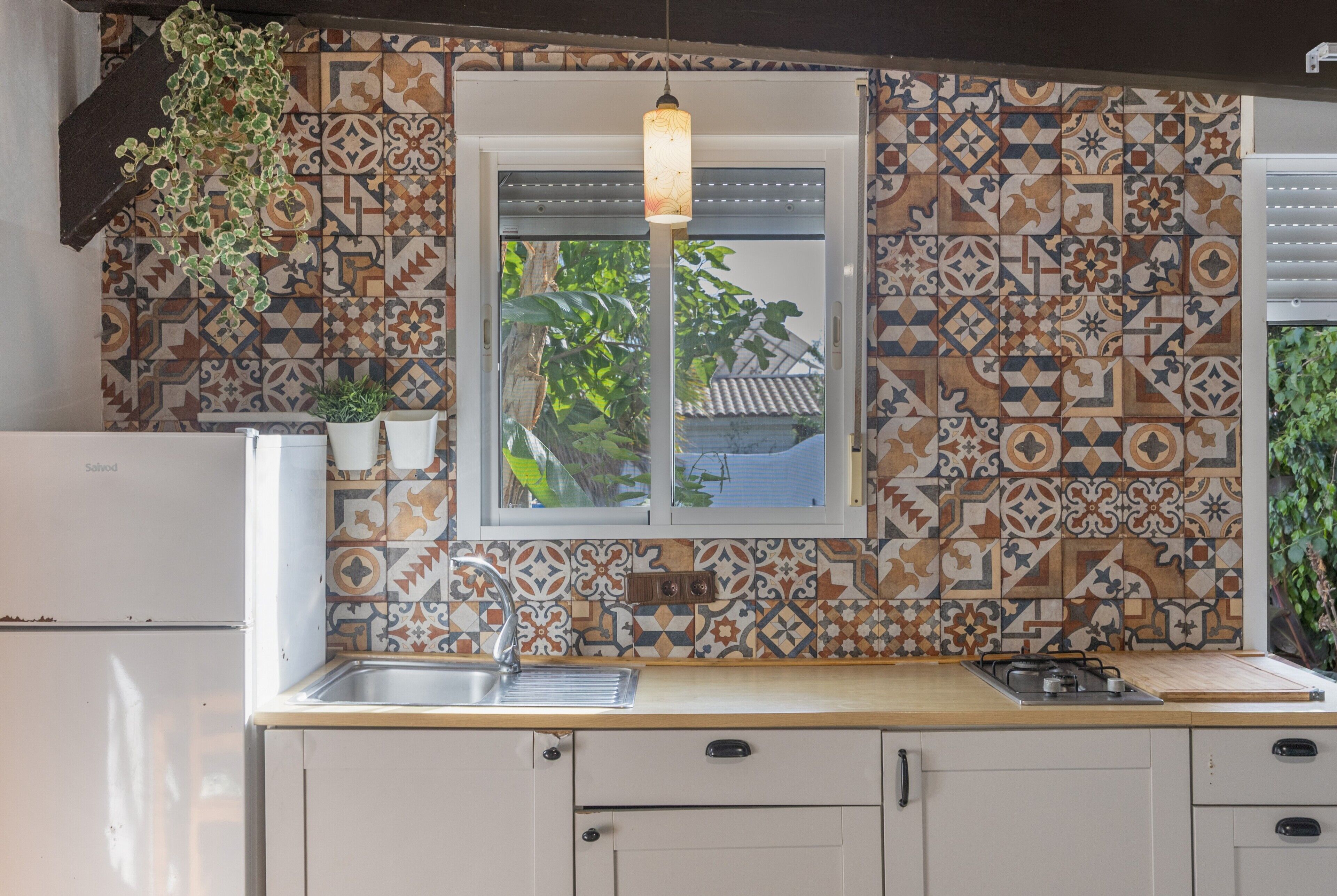 Frigorífico, placa de cocina, cafetera o tetera y hervidor eléctrico