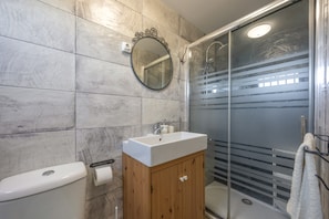Een douche, handdoeken