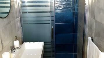 Een douche, handdoeken