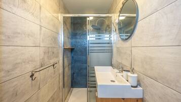 Een douche, handdoeken