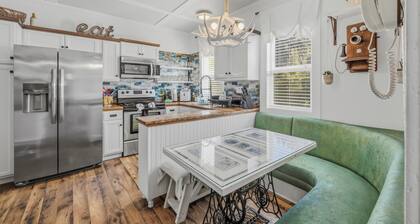 Sharilynn @ BarBEarl Ranch - 66 private acres with hot tub and private pond