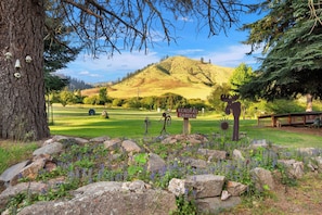 Un jardín con un letrero que dice 'Kendras Garden', rodeado de rocas y plantas.