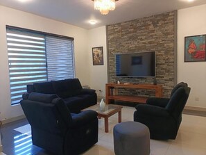 Habitación doble Deluxe, balcón, vista a la montaña | Área de sala de estar