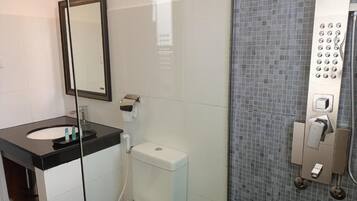Deluxe Double Room, Balcony, Mountain View | Bathroom