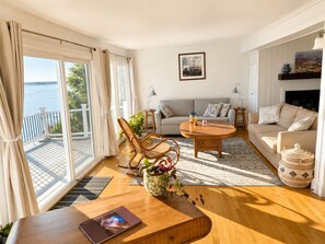 Living area - 2BD Waterfront Home - Near Beaches & Providence (Warwick)