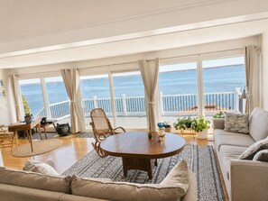 Living area - 2BD Waterfront Home - Near Beaches & Providence (Warwick)