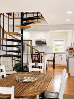 Dining - 2BD Waterfront Home - Near Beaches & Providence (Warwick)