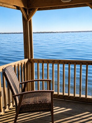 Property grounds - 2BD Waterfront Home - Near Beaches & Providence (Warwick)