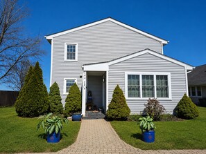 Exterior - 2BD Waterfront Home - Near Beaches & Providence (Warwick)