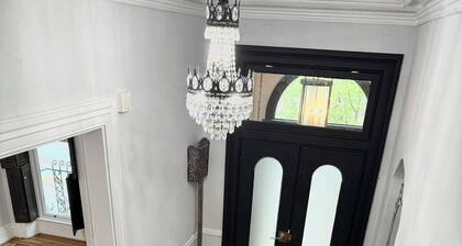 Spacious 5-bedroom townhome in Baltimore