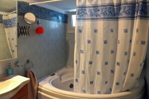 Shower, hair dryer, towels, soap - Thesshouse Pefka FK (Thessaloniki)