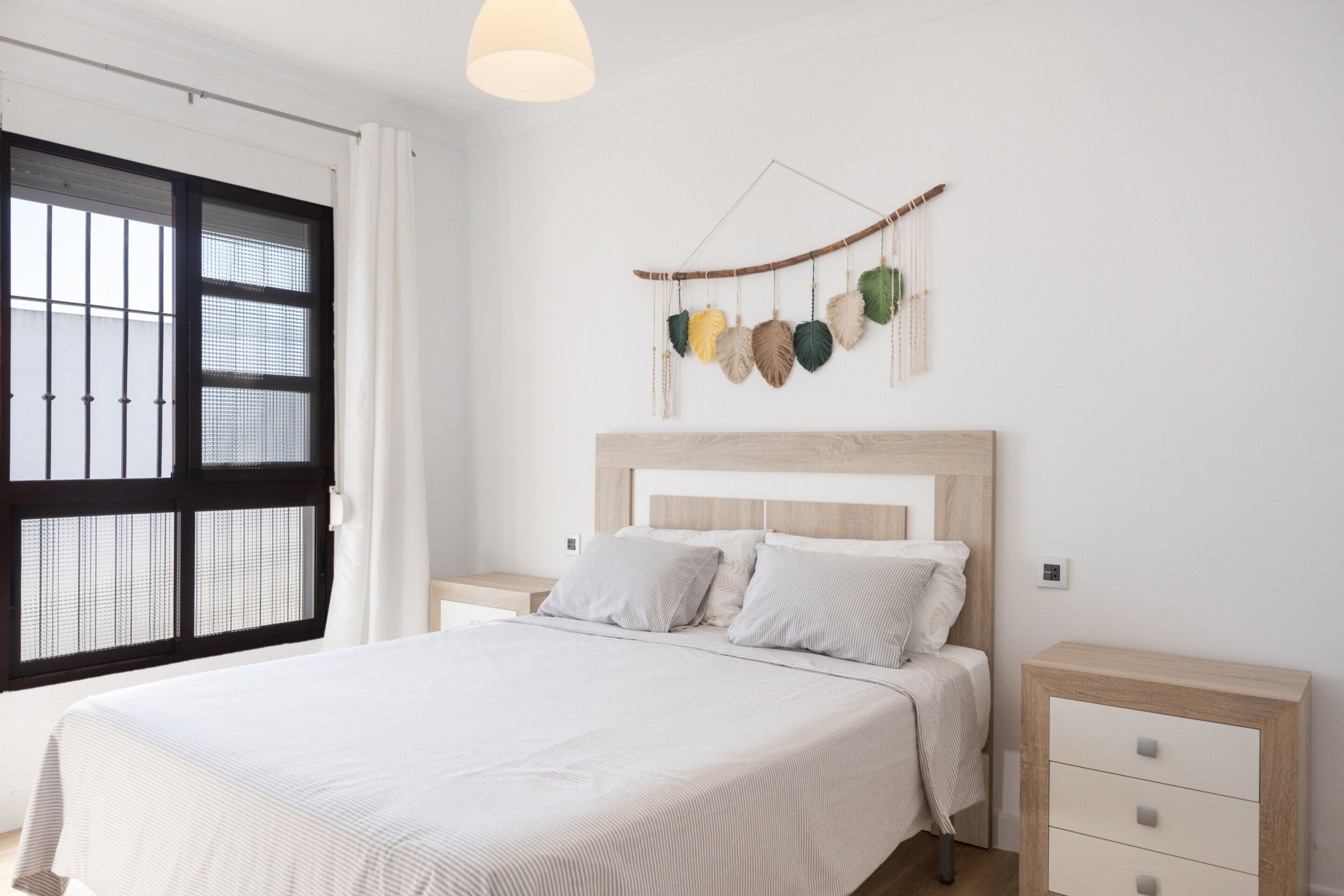 Iron/ironing board, bed sheets