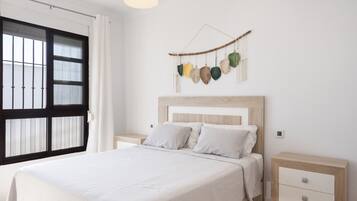 Iron/ironing board, bed sheets