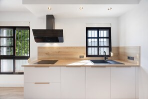 Fridge, microwave, oven, stovetop - Holiday Home 'Casapoley Vejer' in the Heart of Vejer de la Frontera (Vejer de la Frontera)