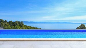 A swimming pool with a view of the sea and distant mountains. - Villa Ziganto (Opatija)