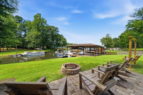 Fox Glove Retreat, Sleeps 9, Waterfront, Kayaks, Firepit + MORE!