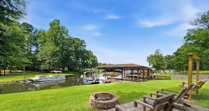 Fox Glove Retreat, Sleeps 9, Waterfront, Kayaks, Firepit + MORE!