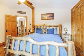 Free WiFi, bed sheets - Cozy cabin on creek with hot-tub and sauna (Golden)