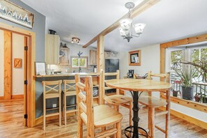 Dining - Cozy cabin on creek with hot-tub and sauna (Golden)
