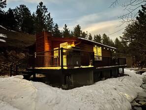 Exterior - Cozy cabin on creek with hot-tub and sauna (Golden)