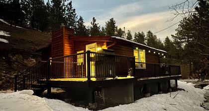 Cozy cabin on creek with hot-tub and sauna
